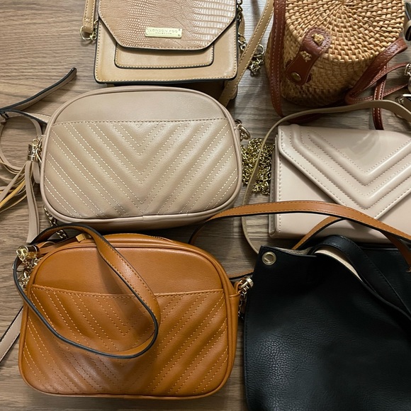 Lot of 9 Purses. New and like new - Picture 3 of 17